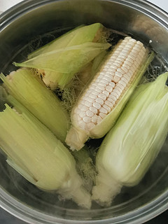 夏天最配煮玉米