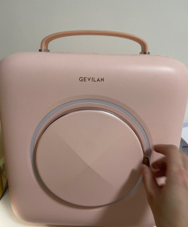 购物车里的护肤品冷藏柜