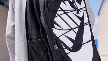 Nike（耐克）官方双肩包是一款适合秋季使用的、具有收纳功能的书包。