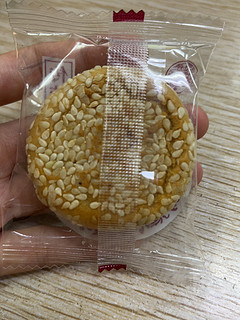 苏州特产松子枣泥麻饼：传统美味的独特享受