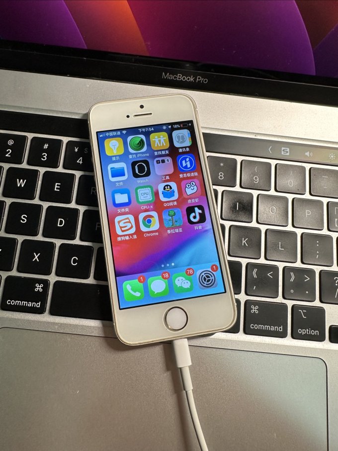 的拉一下5s的参数一块4英寸的retina显示屏,分辨率为1136 x 640像素