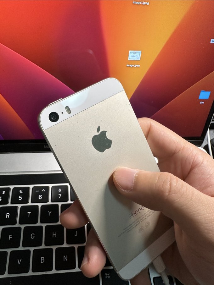 的拉一下5s的参数一块4英寸的retina显示屏,分辨率为1136 x 640像素