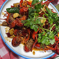 炒龙虾是一道美味的海鲜菜肴