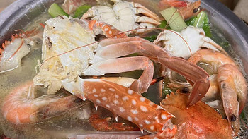 将海南虾和螃蟹混在一起做汤菜是一种常见的菜肴做法。将海南虾和螃蟹混在一起做汤菜是一种常见的菜肴做