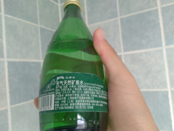 巴黎水起泡饮用水