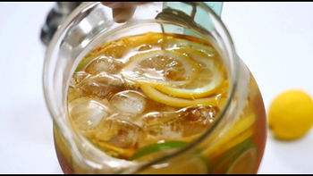 清凉夏日，无糖可乐搭配柠檬，让你的口腔感受冰爽的快乐！