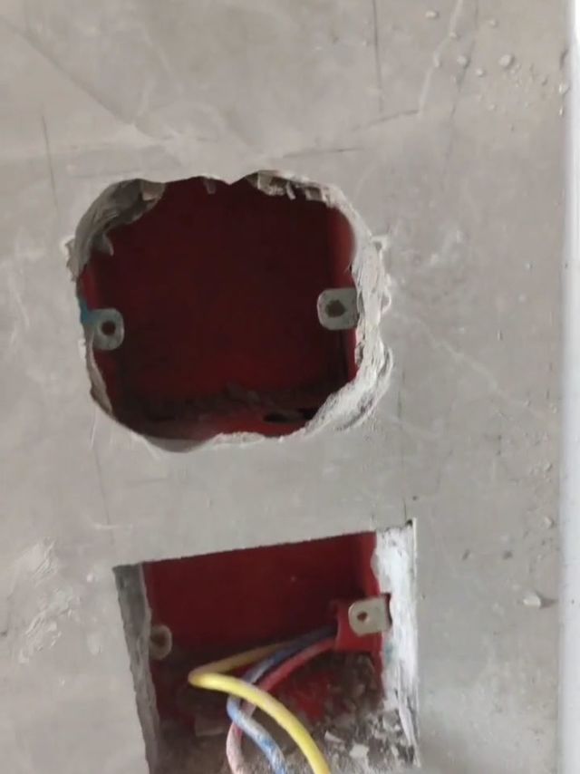 坑爹瓦工忘记开插座孔，自己动手开孔