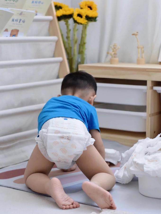 婴儿尿裤