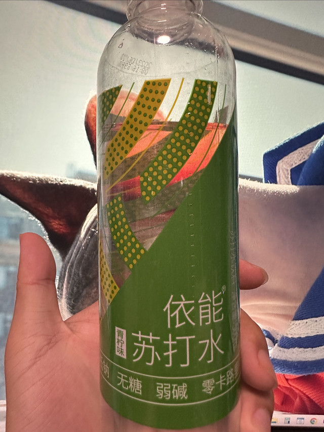 夏天就得多喝水，依能苏打水