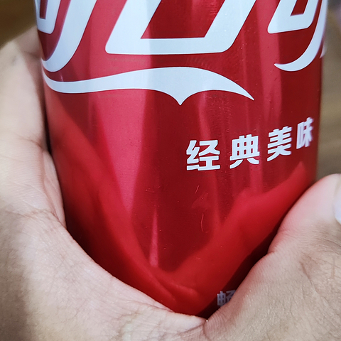 【易拉罐可口可乐：正宗味道，独特仪式感】🥤🍾