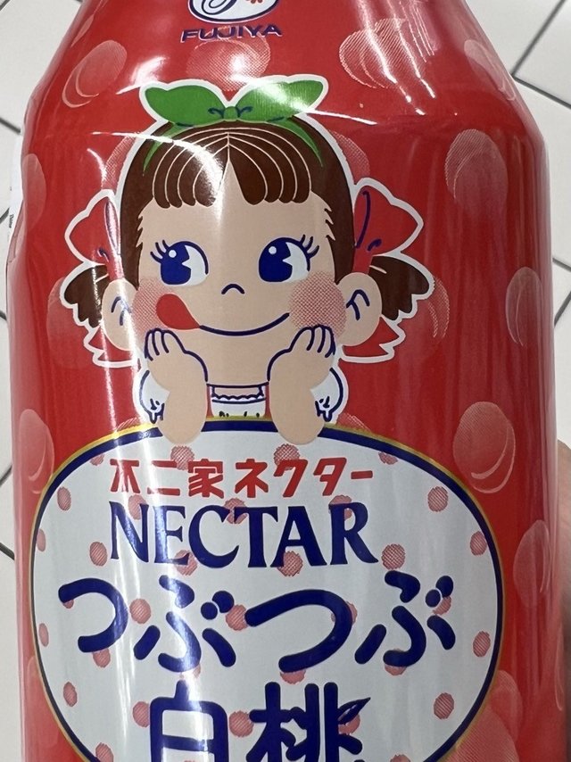 夏天喝不二家白桃果汁饮料！