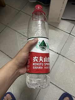 慢慢爱上了喝冰的农夫山泉。