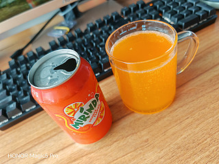 美年达橙味汽水这个炎热的夏天冰镇饮用更佳