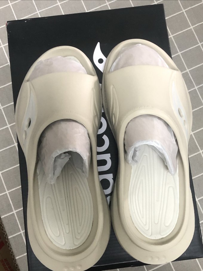 索康尼运动拖鞋