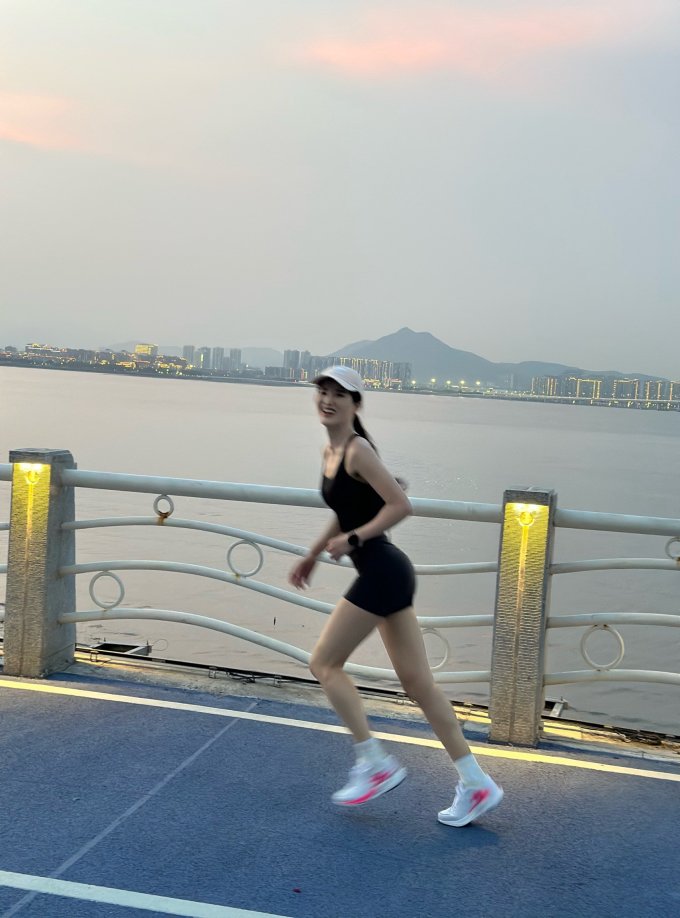 跑鞋