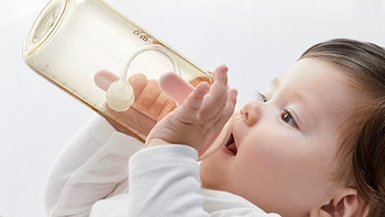 奶爸带娃，妙手翻转，让奶瓶成为新生婴儿6个月以上的宝宝最爱！