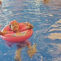 夏日清凉，带娃畅游游泳馆，让孩子快乐成长！