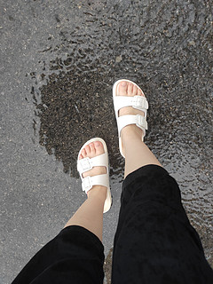 穿上凉鞋，在雨中淌水，是不是也很好玩？