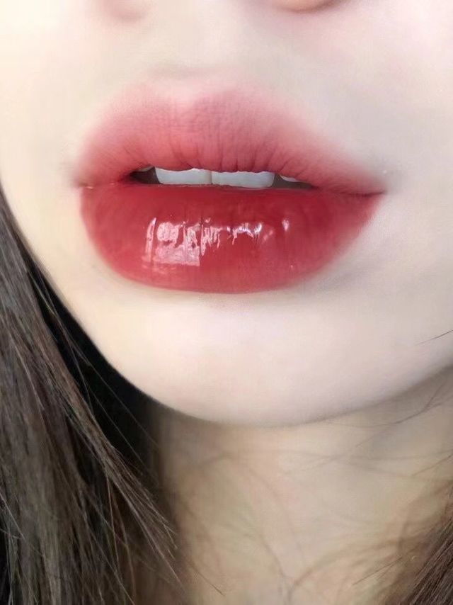 作为一个精致的女孩子怎么能少得了唇釉呢