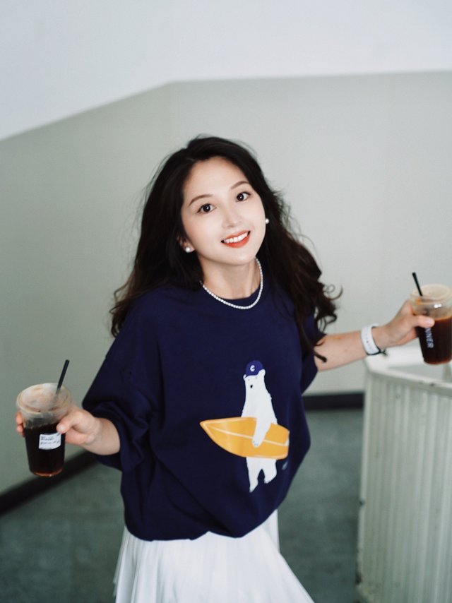 男友的T恤+短裙，夏日这么穿才够减龄