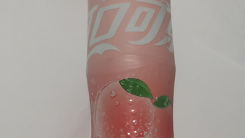饮水 篇七：可口可乐蜜桃味，让你的口中绽放夏日的清新！ 