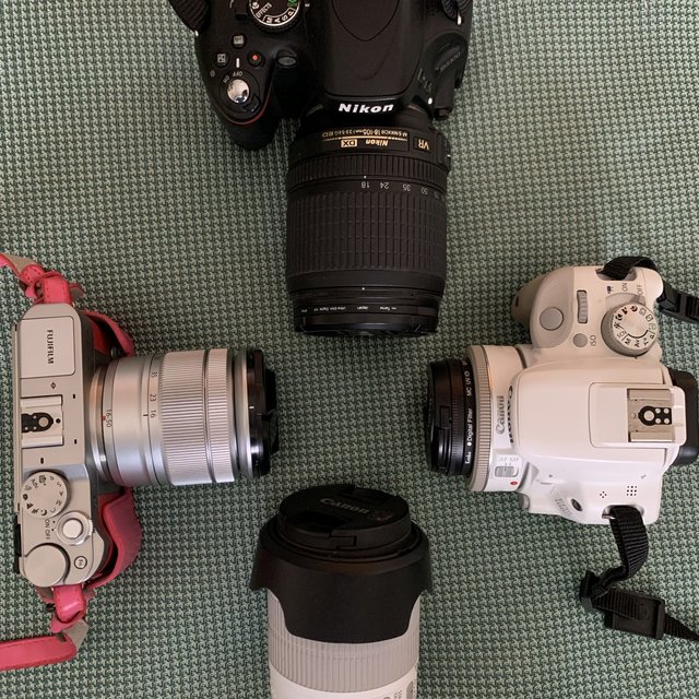 当年2499买的canon100d,前两天2000又收了这两个相机尼康d5100,富士x-A3
