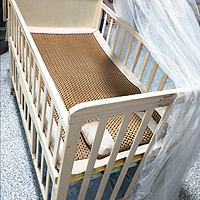 选择一款舒适、安全的婴儿床，确保宝宝有一个良好的睡眠环境。