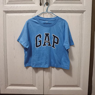 妈耶，GAP的这件蓝色体恤也太好看了！