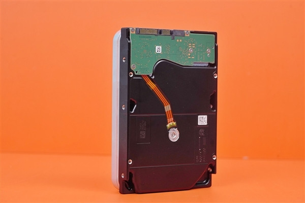 实测机械硬盘远比 SSD 功耗更低,最多领先94%