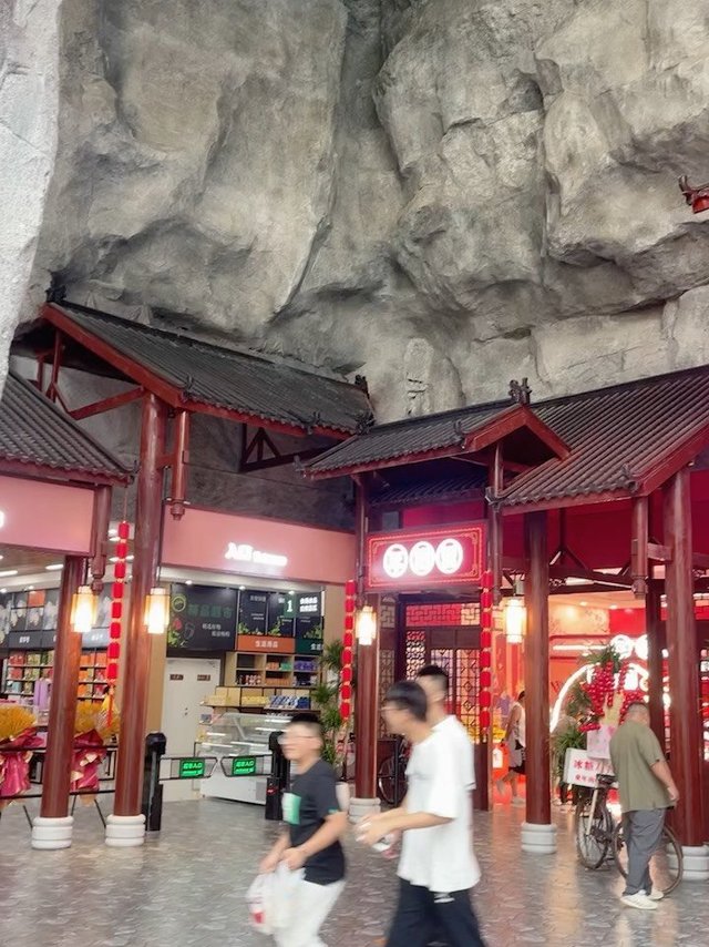 临沂服务区搞得可以,跟旅游景点一样……