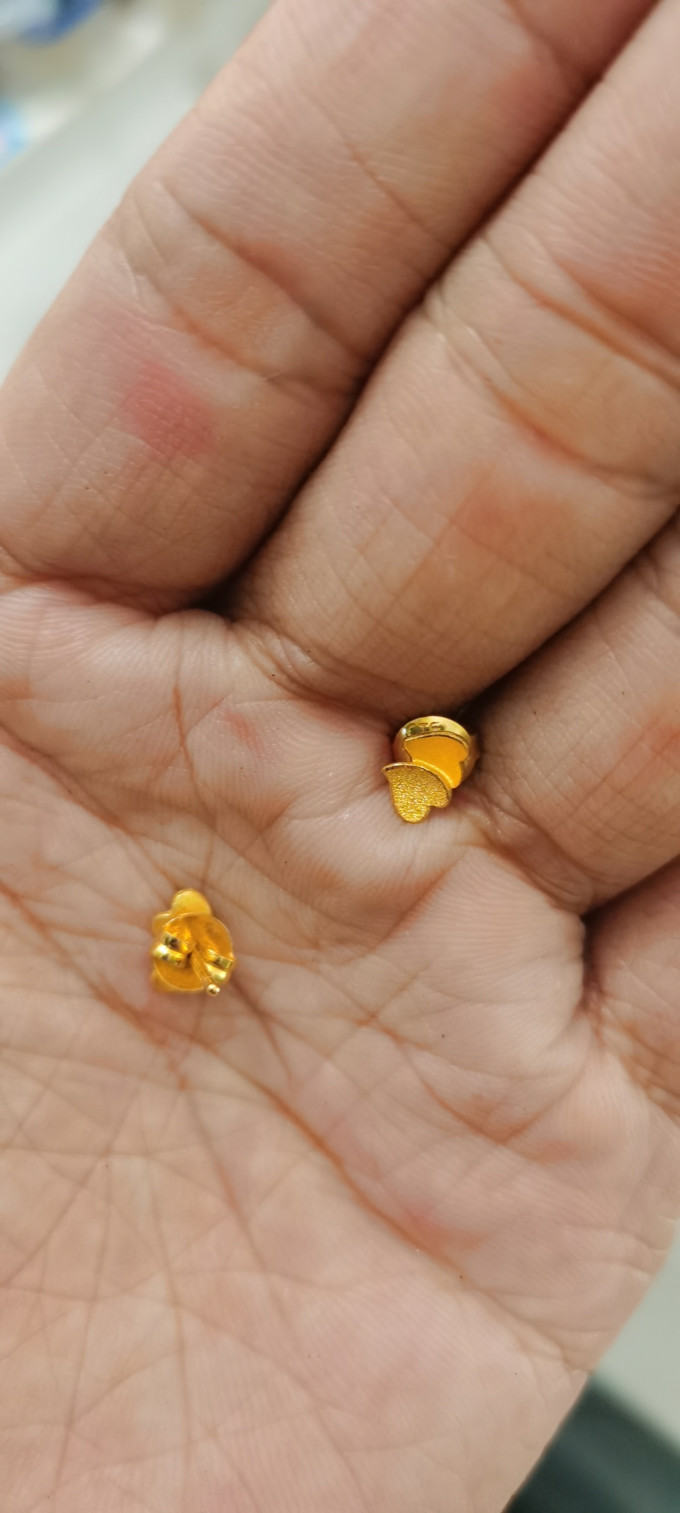 周大福黄金耳饰