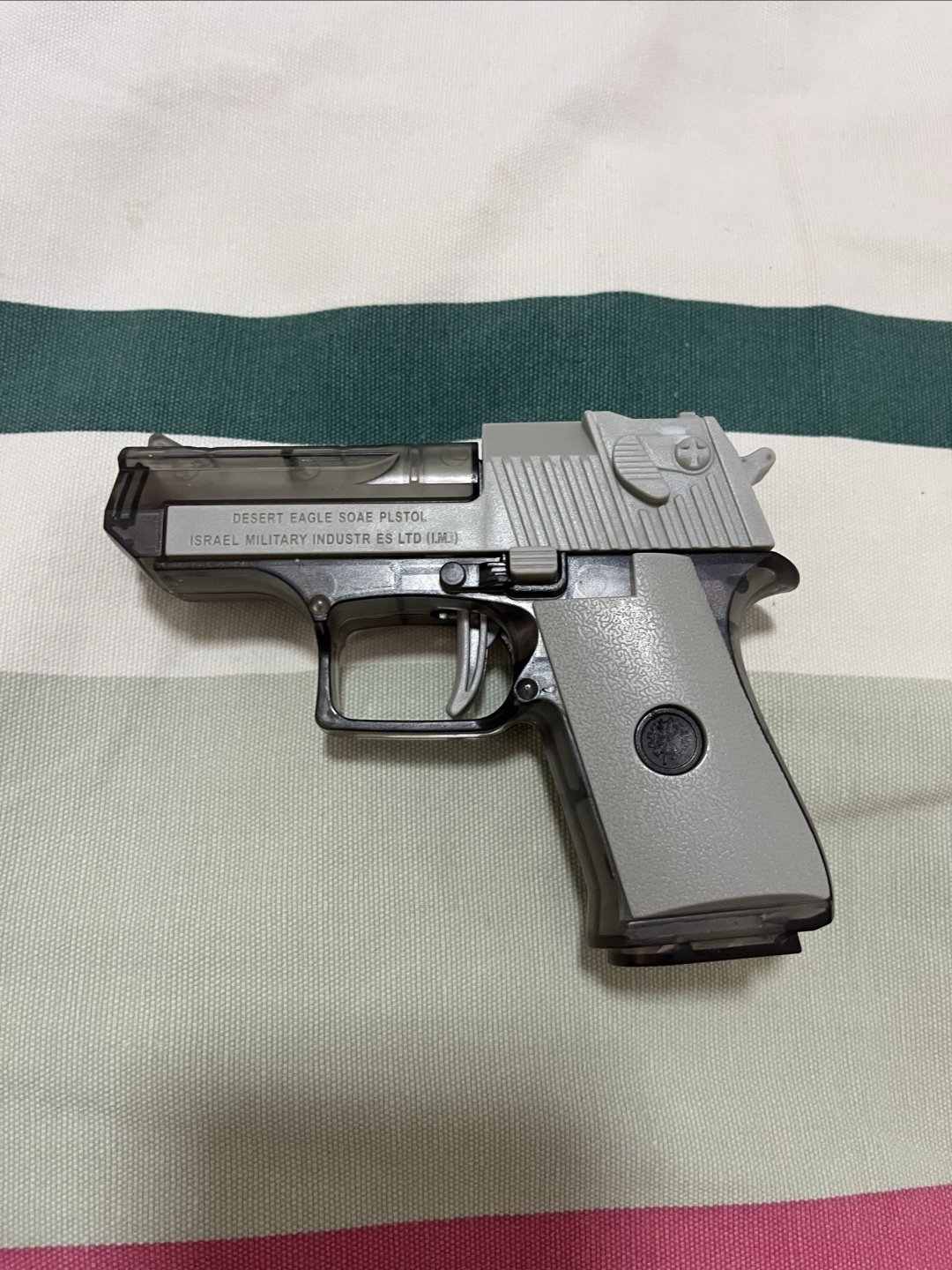 仿沙鹰样式,注水口在上面,居然还做出了空仓挂机钮,灌完水按一下空仓