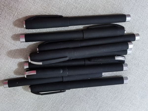 这些中性笔可以用一个学期了吧？