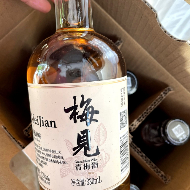 朋友欢聚——梅见青梅酒增添聚会小酒的美妙