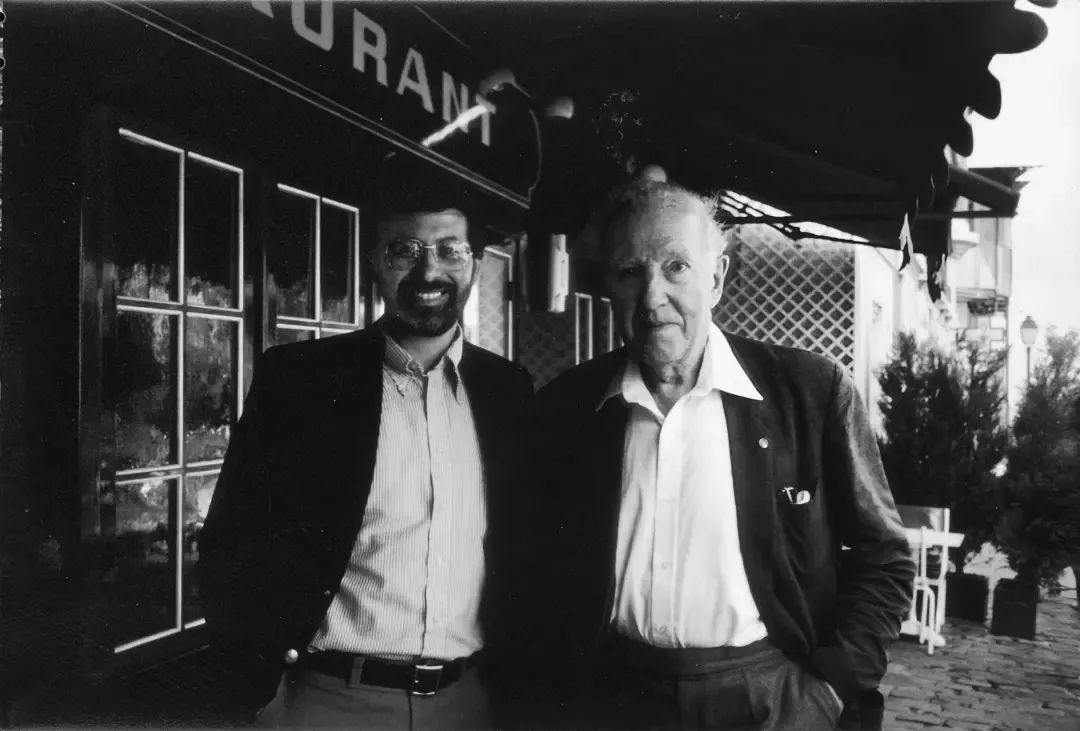 1982年作者马丁·舍温（左）采访希瓦利埃（右）后与他合影。