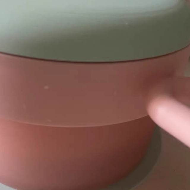 想要吃到热乎乎的饭菜吗？恒温碗帮你实现！让你的每一口都是温暖的味道！