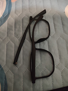 旧眼镜被我压坏了，我默默地掏出备用眼镜