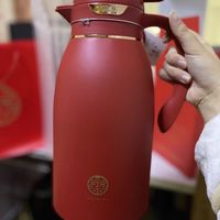 人见人爱的红色暖水壶