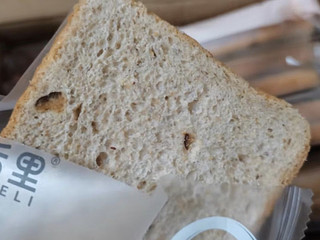 添加红枣颗粒的全麦面包