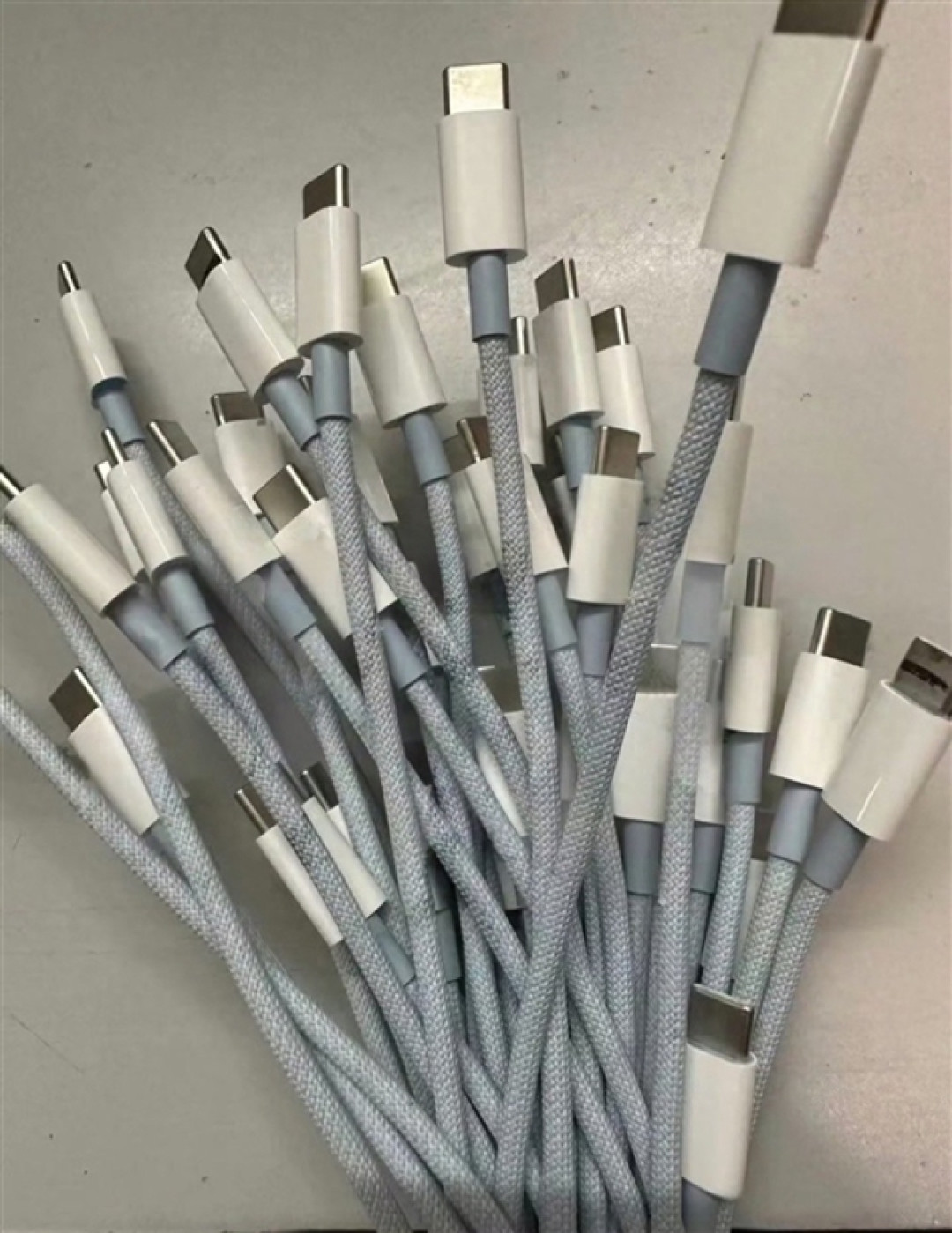 苹果 iPhone 15 数据线曝光：编制材质线缆，不与安卓互通