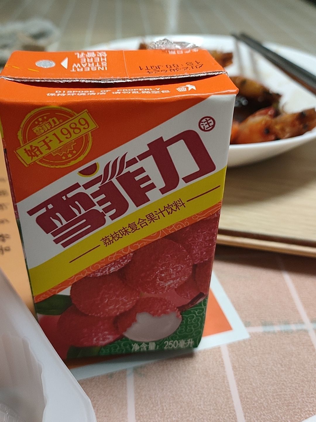 从小在魔都长大的我喝过红宝,莱蒙,雪菲力的盐汽水,乌梅,还有这款荔枝