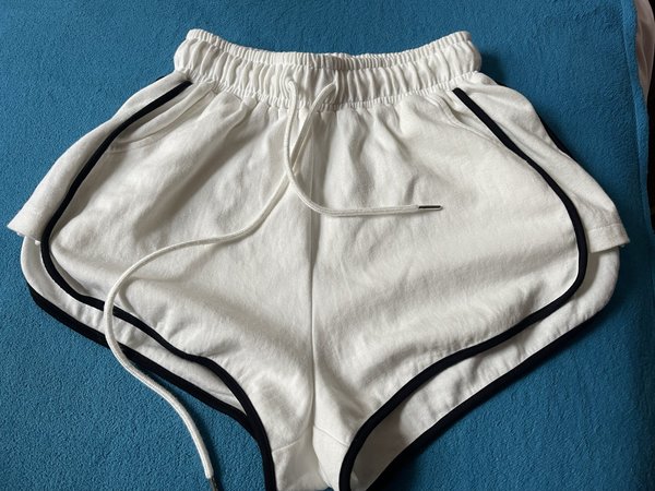 这裤子穿着是真的短……