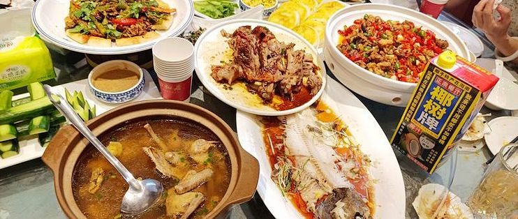 这桌升学宴，是家长对孩子升学的用心，20多道菜，根本吃不完
