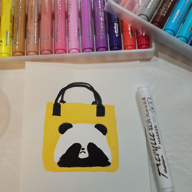 新买的丙烯马克笔软头的女儿夸好用！