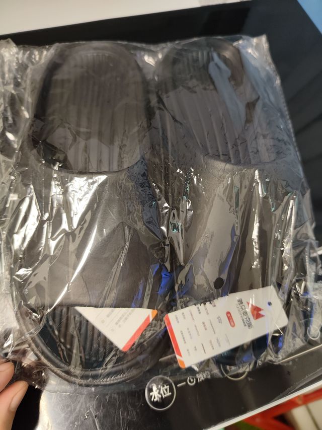 人字拖坏了只能换回普通拖鞋了