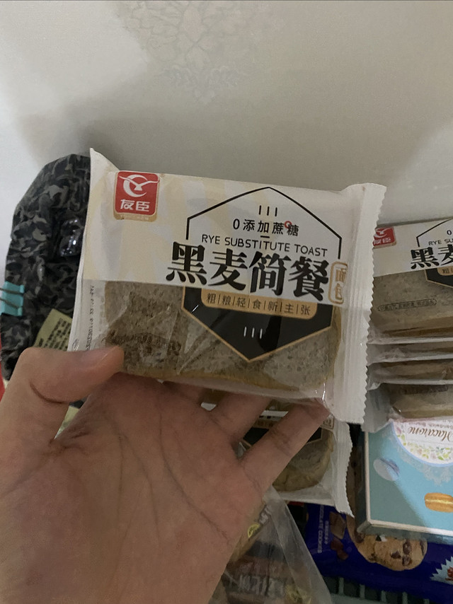 黑面包和白面包都是面包