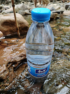 夏天喝水前，放小溪里冰一冰更好喝