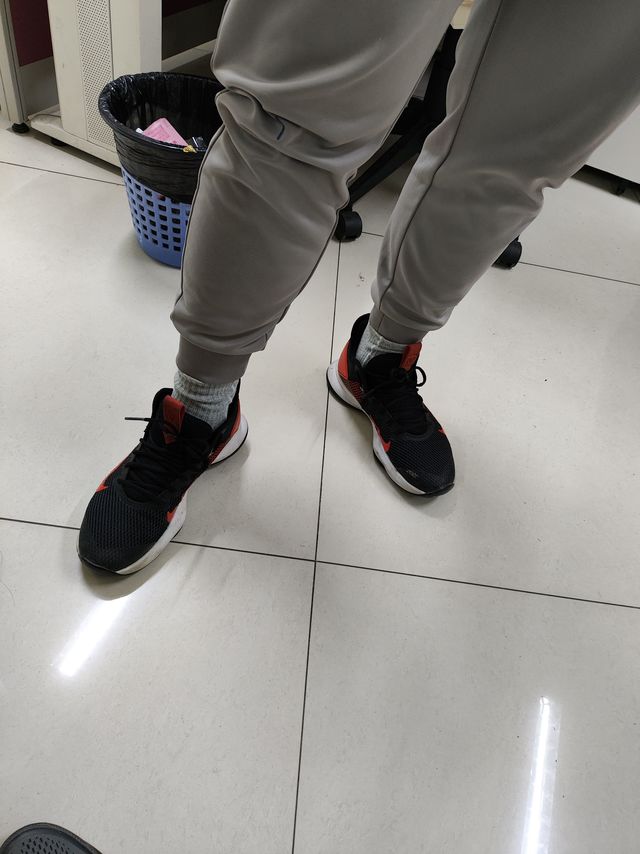 詹姆斯系列篮球鞋，让你飞跃篮球之巅！
