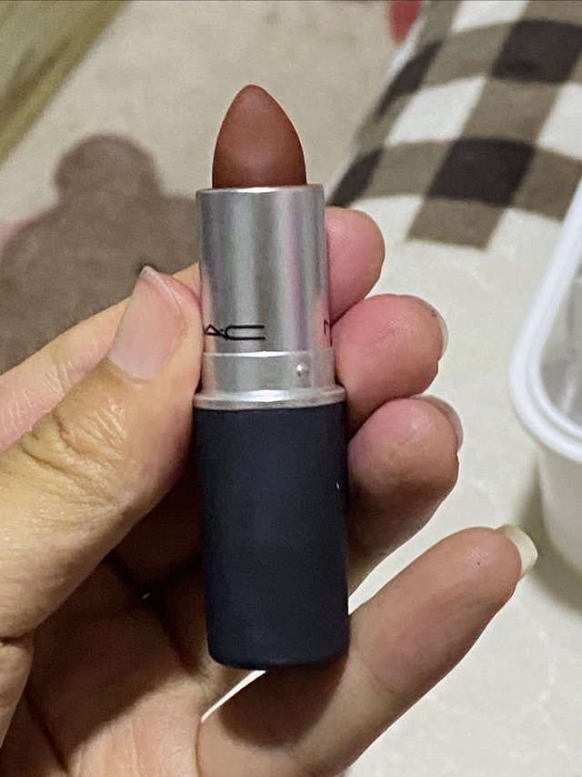 给大家推荐一个拍证件照的时候好用的口红