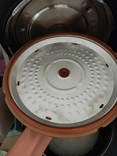 电压力锅的里面盖子，要经常拿出来清洗的